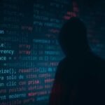 Figura humana difusa detrás de líneas de código azul brillante, representando una amenaza digital invisible. Imagen creada para un artículo de Leveryth sobre tipos de malware y cómo protegerse.