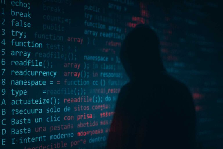 Figura humana difusa detrás de líneas de código azul brillante, representando una amenaza digital invisible. Imagen creada para un artículo de Leveryth sobre tipos de malware y cómo protegerse.
